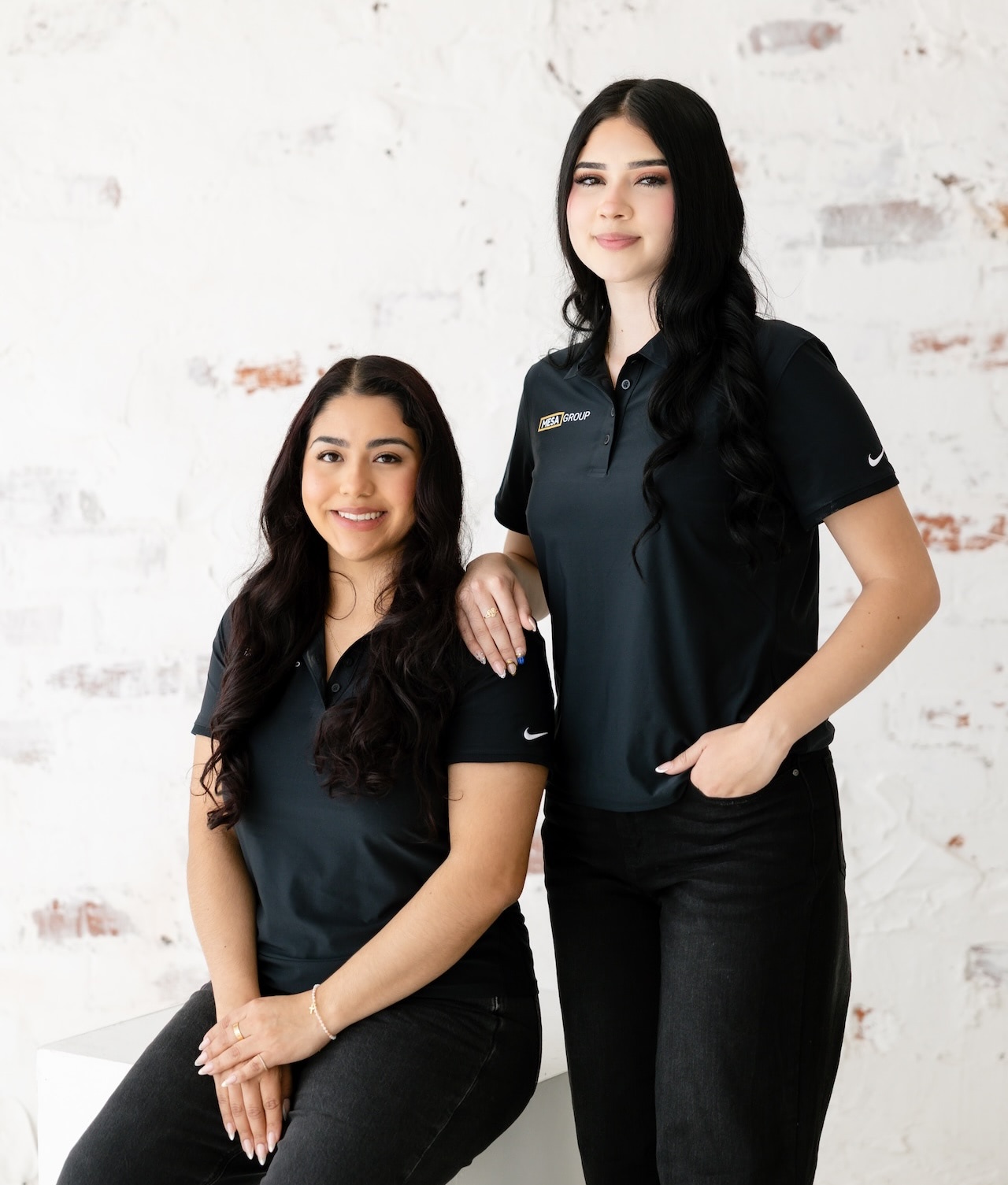 Aileen Calderon y Carmen Alvarez Perez de Mesa Group Consulting sonriendo en un retrato profesional